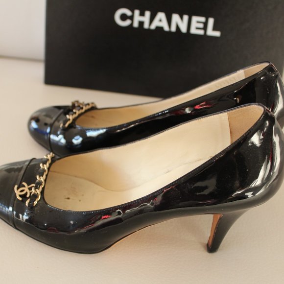 CHANEL BLACK PATENT LEATHER PUMPS HEELS SHOES ESCAPRINS 40 CHAIN LOGO - Picture 4 of 7